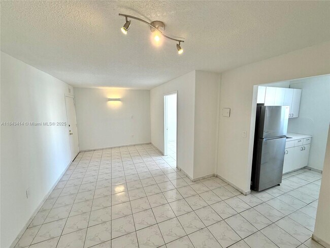 Building Photo - 2000 Biarritz Dr