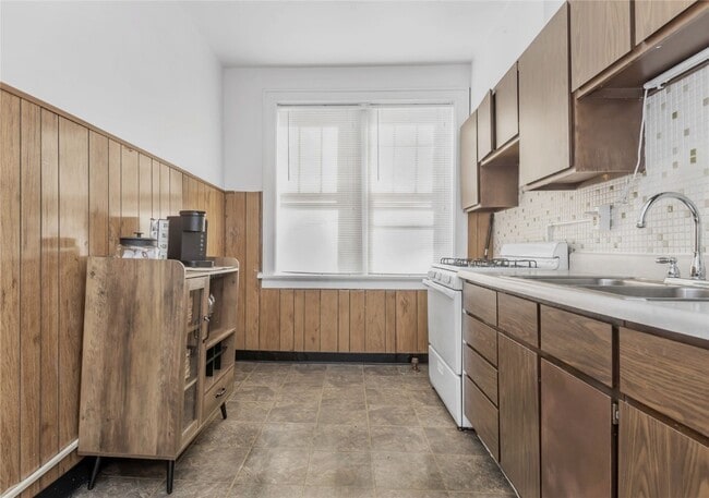 Building Photo - 738 DeMun