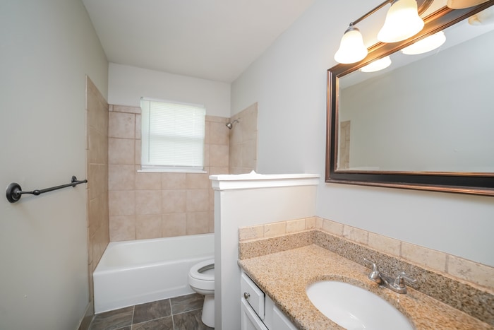 Building Photo - 317 NE Lakeview Dr