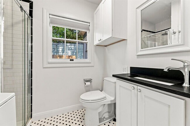 Building Photo - 811 E 45th St