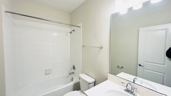 Building Photo - 4 bed 3.5 bath Townhouse In Storey Lake