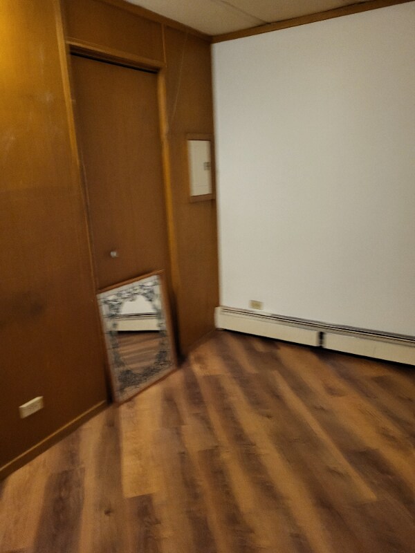 Building Photo - 105 E Oak St