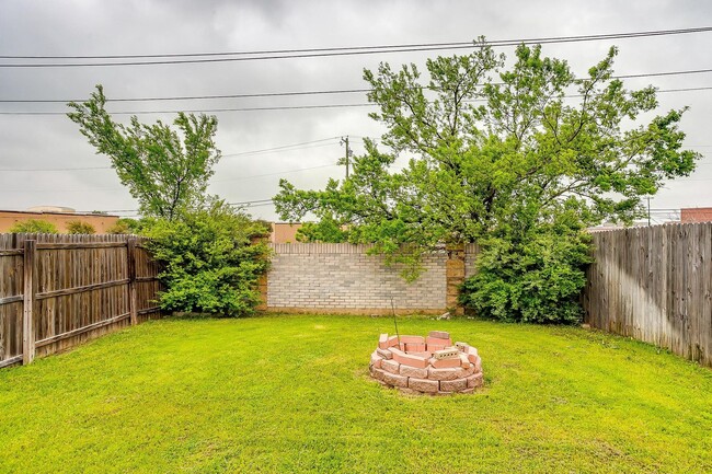 Building Photo - Walnut Street Duplex