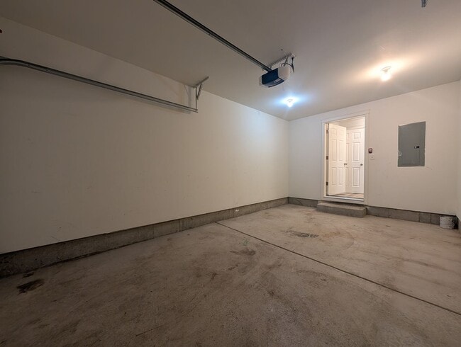 Building Photo - Nice 3 bed/1.5 bath duplex with fenced-in yard and 1 car garage