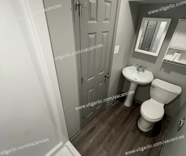 Building Photo - This is your forever home! 5 spacious bedrooms, 2 full bathrooms house in Gary, IN