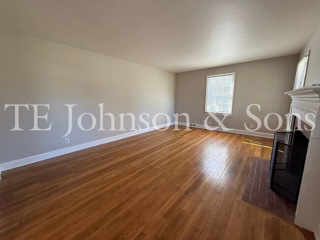 Building Photo - Charming 2BR Home Near Silas Creek Pkwy with Hardwood Floors & Carport