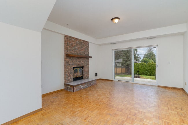 Building Photo - 6525 39th Ave SW