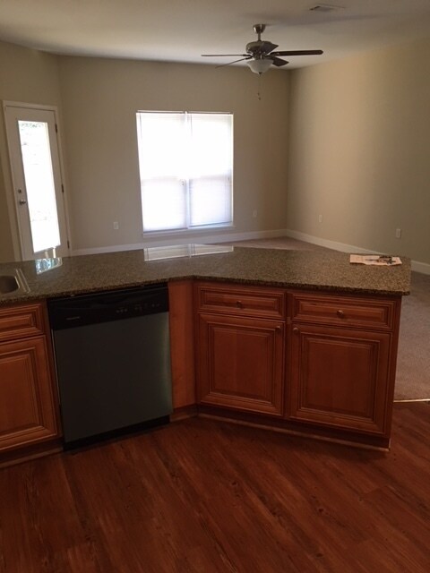 Building Photo - Beautiful Townhome in Arbor Lakes!
