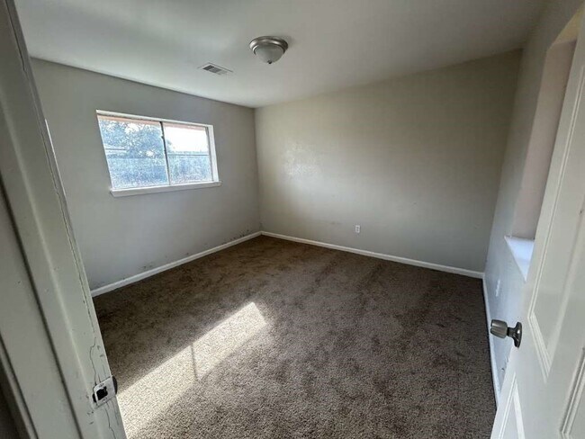 Building Photo - 306 Tennyson St