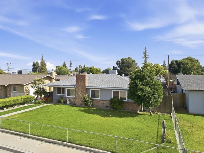 Building Photo - You will want to call this 3 bedroom 2 bathroom house "home sweet home".