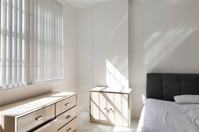 Building Photo - 1965 S Ocean Dr