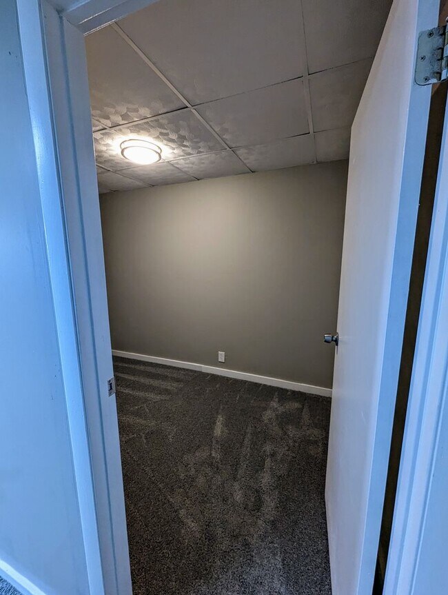 Building Photo - Newly Renovated 1 Bed, 1 Bath Apartment in Greenfield w/ Bonus Room - Convenient Location - Avail...