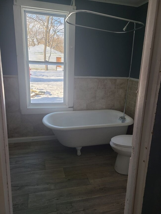 Building Photo - Large 5 bed home