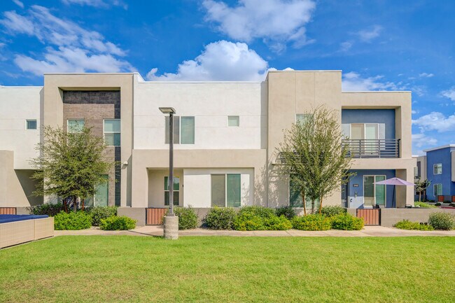 Building Photo - BB Living Val Vista