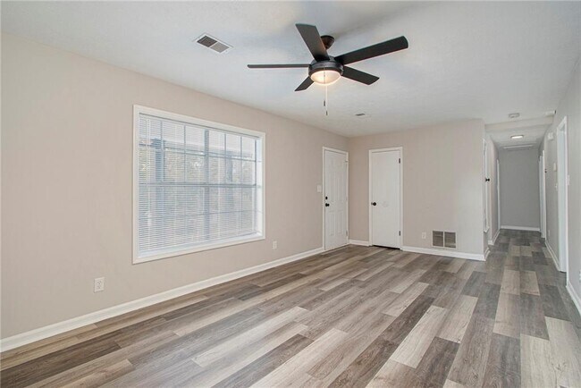 Building Photo - 2243 7 Oaks Cir