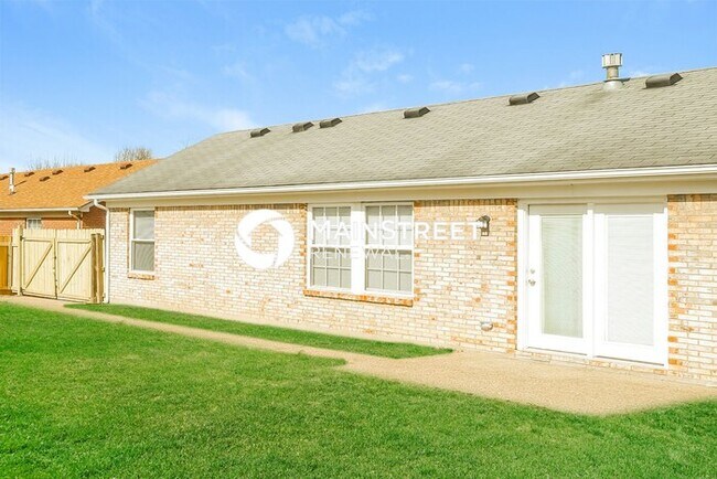Building Photo - 3 Bedroom Pet-Friendly Home in Louisville, KY with Main Street Renewal