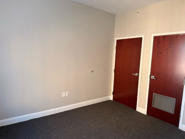 Building Photo - 210 Farmington Ave