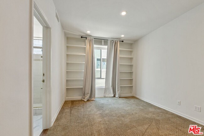 Building Photo - 1220 S Roxbury Dr