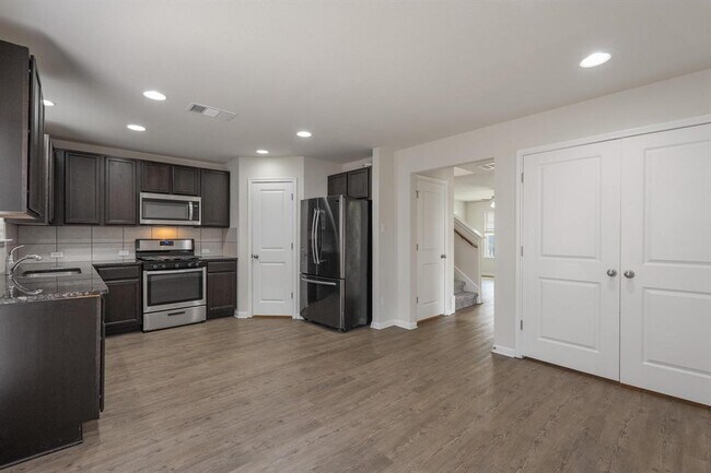 Building Photo - 18000 Malnati Dr