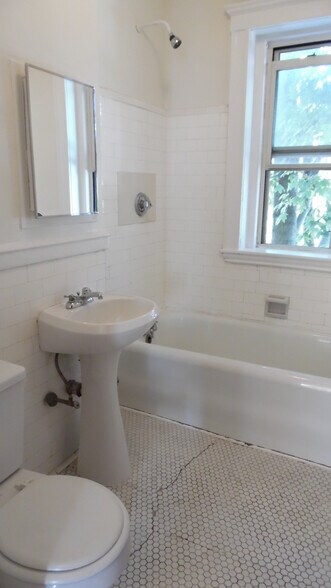 Building Photo - 86 Maple St