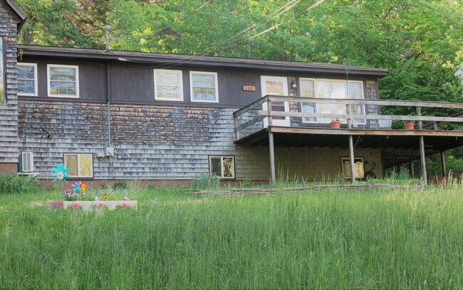 Portion of building for rent - 490 Cross Point Rd