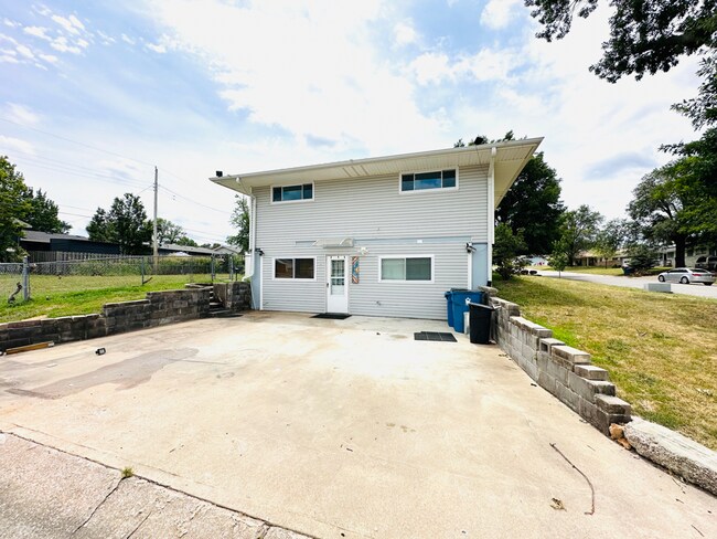 Building Photo - For Lease: Split-Level Ranch Home (4-Beds/2-Baths)