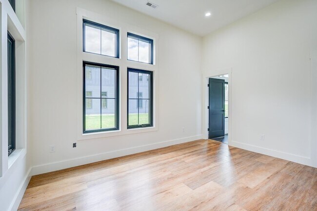 Building Photo - 19 Hidden Glade Dr