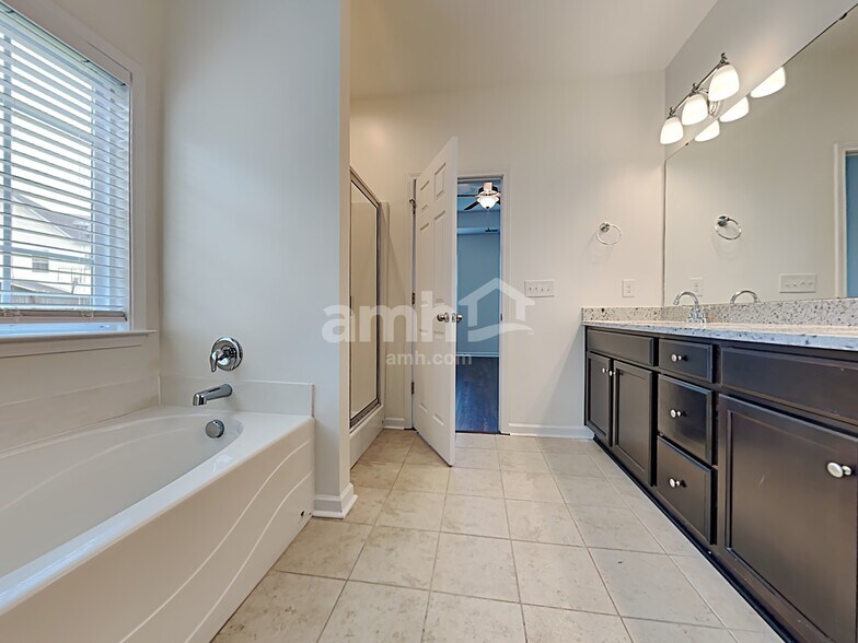 Building Photo - 8042 Regency Elm Dr