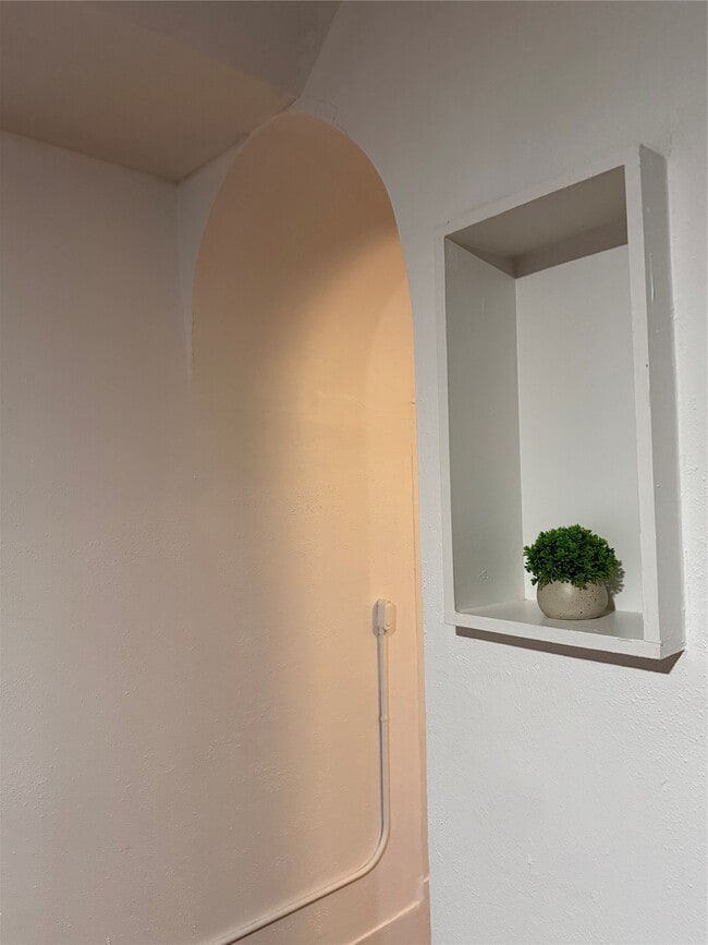 Building Photo - 402 Hyde Park Blvd