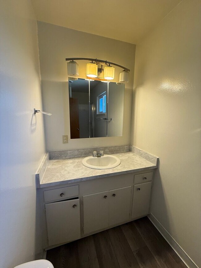Building Photo - Cute 2 bedroom, 2 bath duplex available NOW!