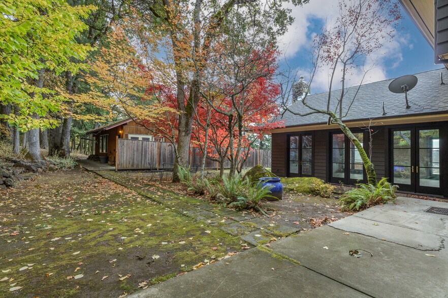 Building Photo - 395 SW Eyrie Rd