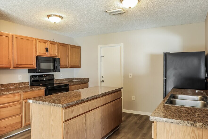 Building Photo - 5633 English Oak Dr S