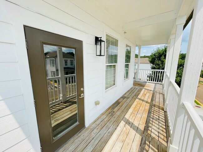 Building Photo - 4BD/4.5BA in ROWANDALE!