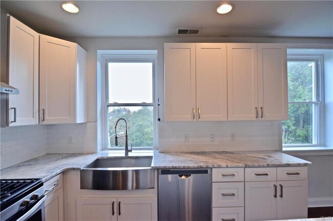 Building Photo - 147 Lachenour Ave