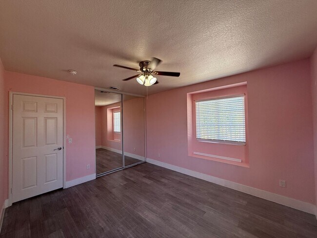 Building Photo - Available Now Palmdale 7 bedrooms !