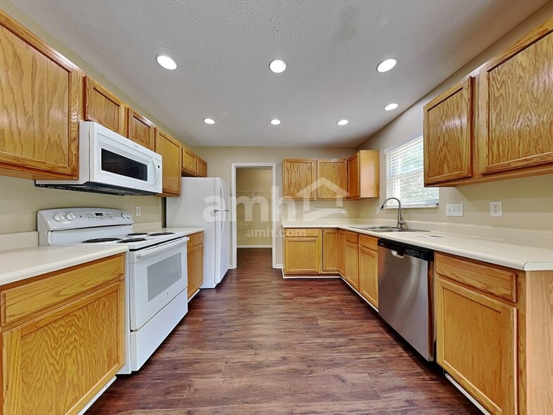 Building Photo - 3455 Lakebrook Ct