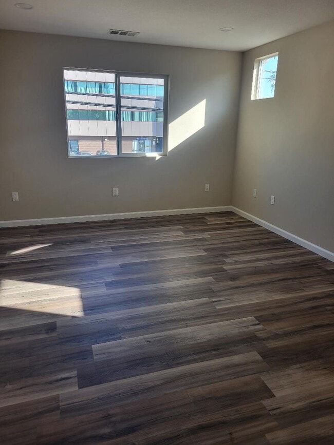 Building Photo - BEAUTIFUL SPACIOUS TOWNHOUSE IN GREAT LOCATION