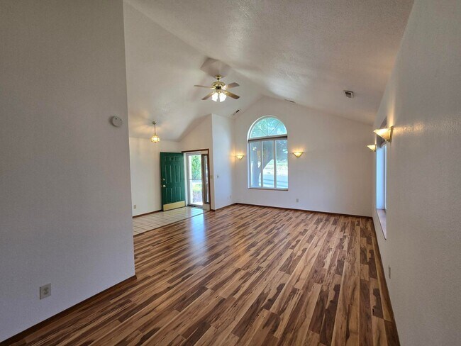 Building Photo - Charming Home on .34 acres!