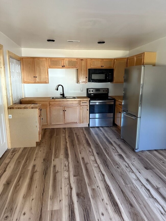 Building Photo - Harriman 37748 - 1 Bedroom, 1 bath Duplex - Call Lisa Vineyard or Shannon Russell 865-216-9334