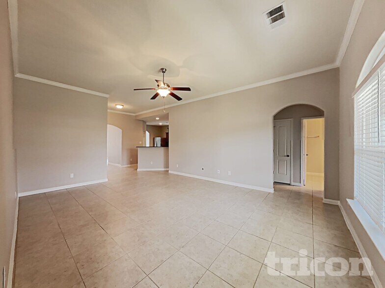 Building Photo - 2312 Redbud Dr