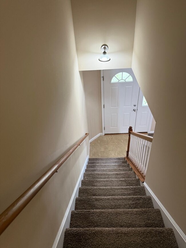 Building Photo - 3 bedroom, 2.5 bath townhome