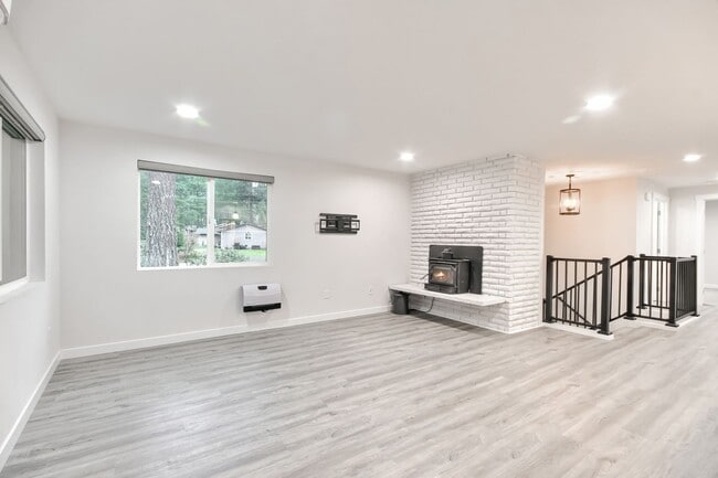Building Photo - Beautifully renovated Home Briarwood!