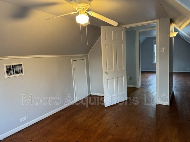 Building Photo - 901 W Brockett St