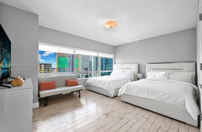 Building Photo - 1435 Brickell Ave