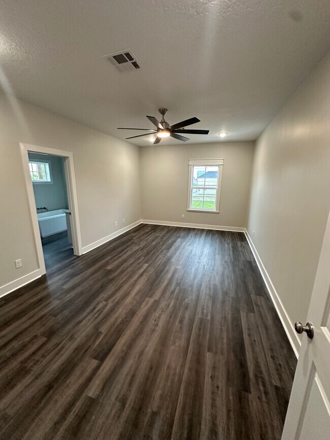 Building Photo - 1713 Bilbo St