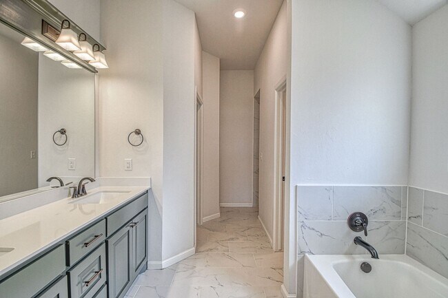 Building Photo - Beautiful Home in Summit Lakes!
