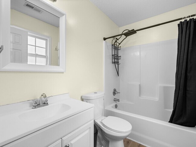 Building Photo - 103 Oakwood Ct