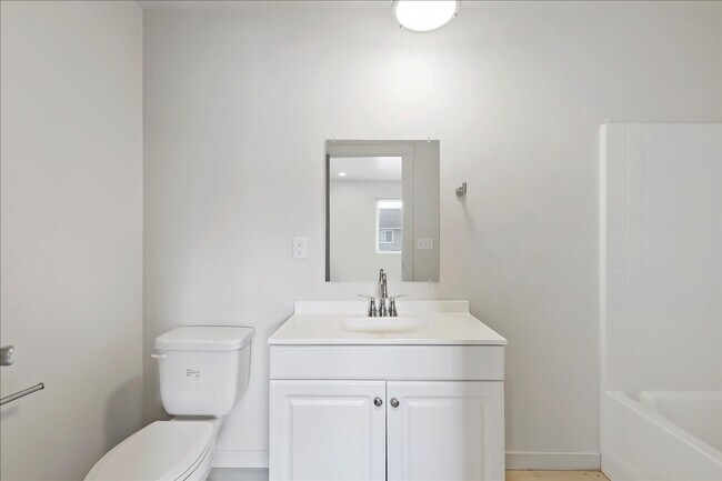 Building Photo - Like new 3 bedroom.