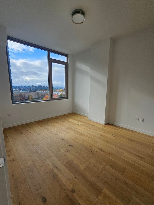 Building Photo - Luxurious High Rise Living in Convenient Downtown Bellevue
