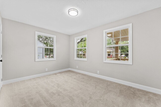 Building Photo - Freshly Renovated 2 Bed, 1 Bath – Prime Location Near Downtown Knoxville!
